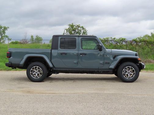 Anvil Clearcoat 2026 Jeep Gladiator Sport S