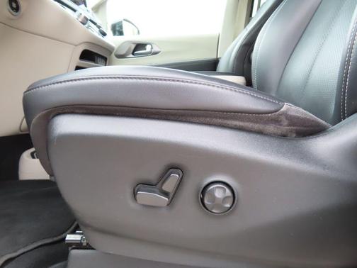 Bright White Clearcoat 2024 Chrysler Pacifica Touring L
