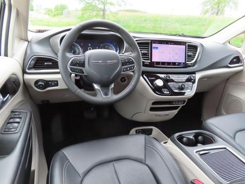 Bright White Clearcoat 2024 Chrysler Pacifica Touring L