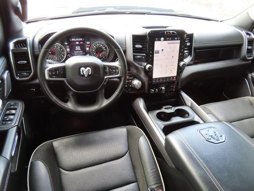 Diamond Black Crystal Pearlcoat 2023 RAM 1500 Laramie