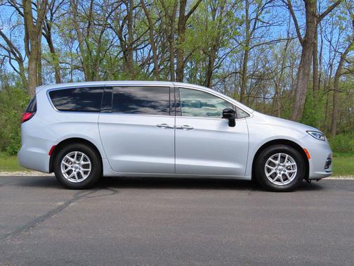 Silver Mist Clearcoat 2024 Chrysler Pacifica Touring L