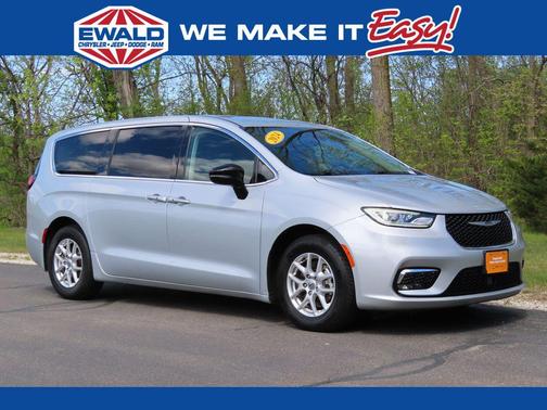 Silver Mist Clearcoat 2024 Chrysler Pacifica Touring L