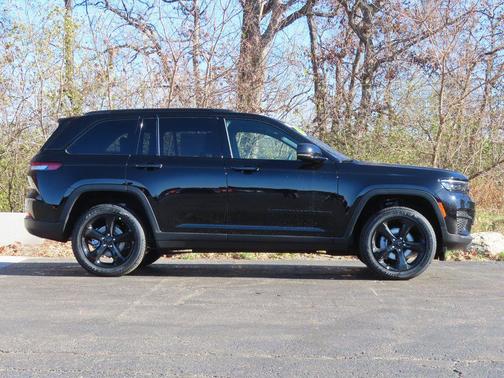 Diamond Black Crystal Pearlcoat 2025 Jeep Grand Cherokee Altitude