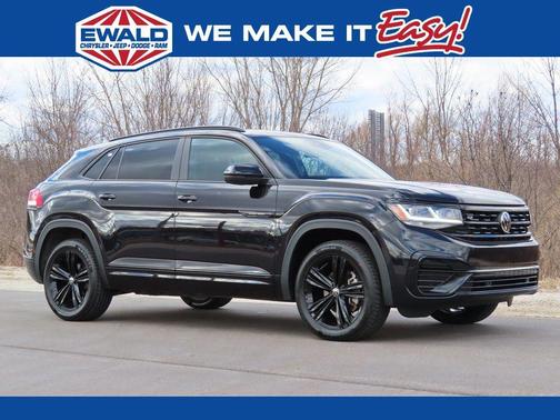 Deep Black Pearl 2023 Volkswagen Atlas Cross Sport 2.0T SEL