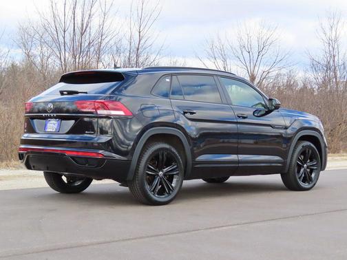 Deep Black Pearl 2023 Volkswagen Atlas Cross Sport 2.0T SEL
