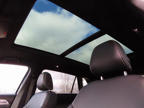 Deep Black Pearl 2023 Volkswagen Atlas Cross Sport 2.0T SEL