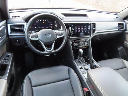 Deep Black Pearl 2023 Volkswagen Atlas Cross Sport 2.0T SEL