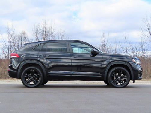 Deep Black Pearl 2023 Volkswagen Atlas Cross Sport 2.0T SEL