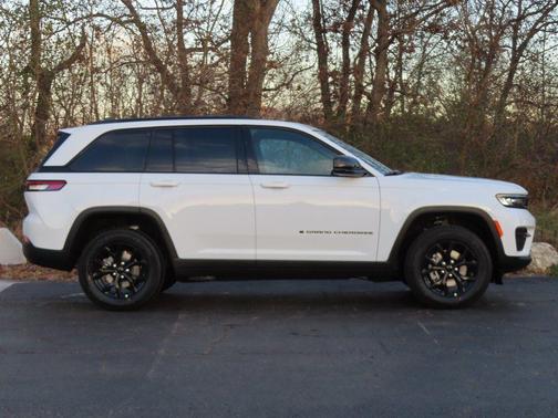 Bright White Clearcoat 2025 Jeep Grand Cherokee Limited