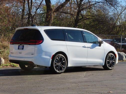 2026 Chrysler Pacifica L