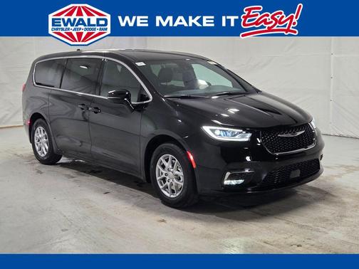 Diamond Black Crystal Pearlcoat 2026 Chrysler Pacifica L