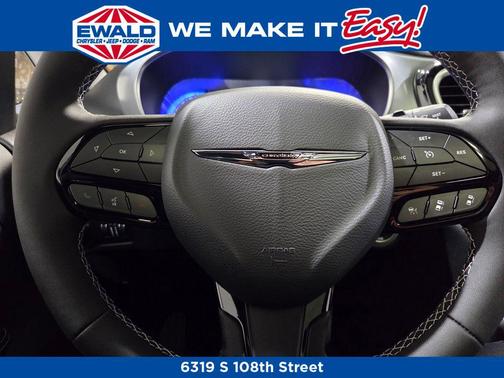 Diamond Black Crystal Pearlcoat 2026 Chrysler Pacifica Limited