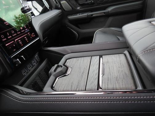 Diamond Black Crystal Pearlcoat 2026 RAM 1500 Limited