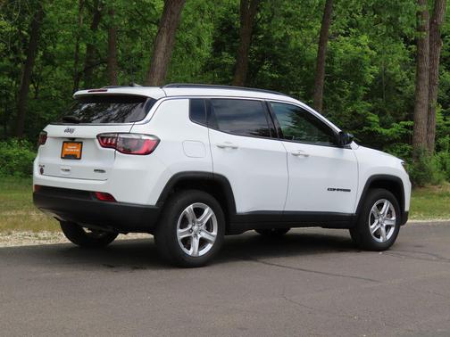 Bright White Clearcoat 2023 Jeep Compass Latitude