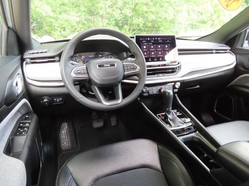 Bright White Clearcoat 2023 Jeep Compass Latitude