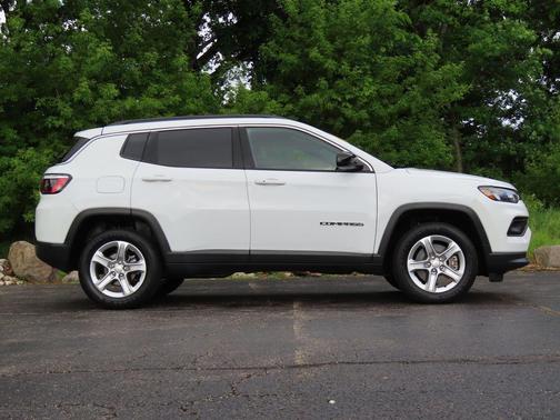 Bright White Clearcoat 2023 Jeep Compass Latitude