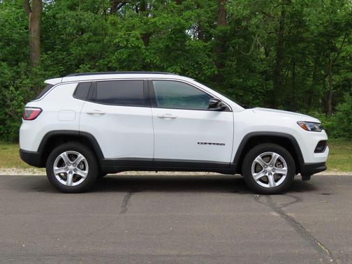 Bright White Clearcoat 2023 Jeep Compass Latitude
