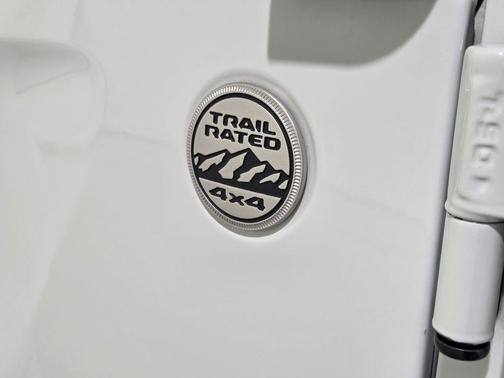 Bright White Clearcoat 2022 Jeep Wrangler Unlimited Sahara