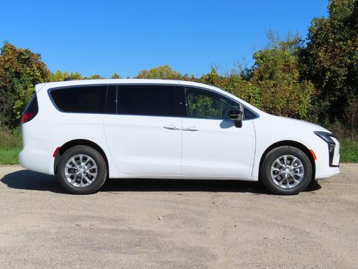 Bright White Clearcoat 2027 Chrysler Pacifica L