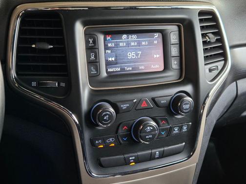 Brilliant Black Crystal Pearlcoat 2014 Jeep Grand Cherokee Laredo