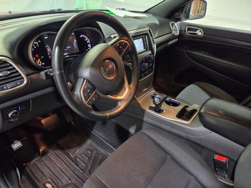 Brilliant Black Crystal Pearlcoat 2014 Jeep Grand Cherokee Laredo