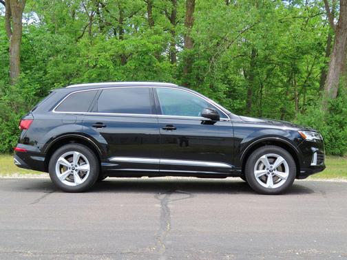 Mythos Black Metallic 2023 Audi Q7 45 Premium Plus