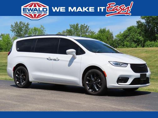 Bright White Clearcoat 2022 Chrysler Pacifica Touring L