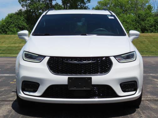 Bright White Clearcoat 2022 Chrysler Pacifica Touring L