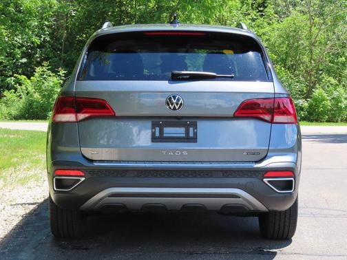 Platinum Gray Metallic 2023 Volkswagen Taos 1.5T SE