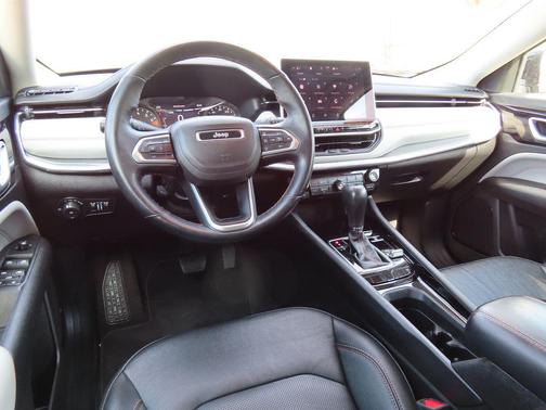 Diamond Black Crystal Pearlcoat 2022 Jeep Compass Limited