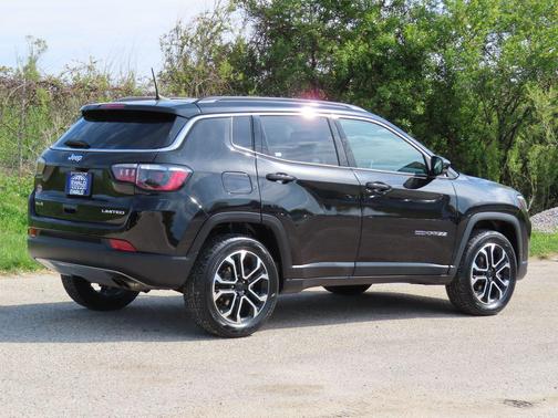 Diamond Black Crystal Pearlcoat 2022 Jeep Compass Limited