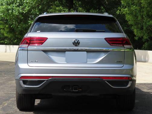 Silver Metallic 2023 Volkswagen Atlas Cross Sport 3.6L V6 SE w/Technology