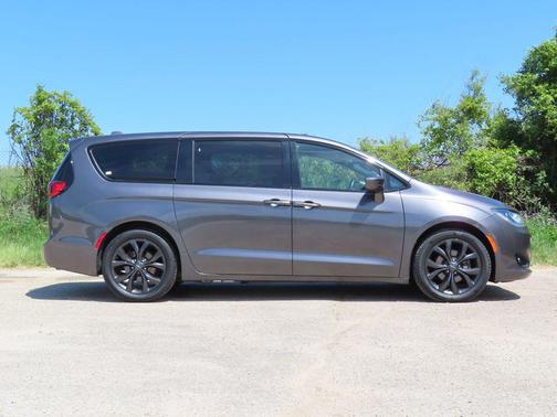 Granite Crystal Metallic Clearcoat 2020 Chrysler Pacifica Touring