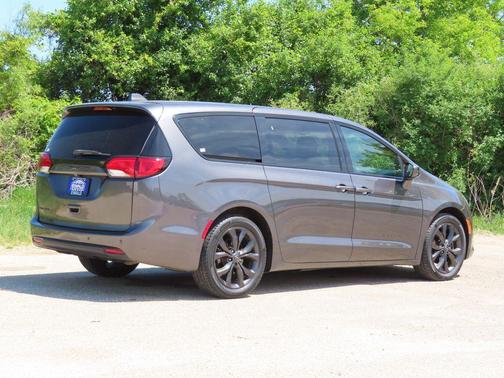 Granite Crystal Metallic Clearcoat 2020 Chrysler Pacifica Touring