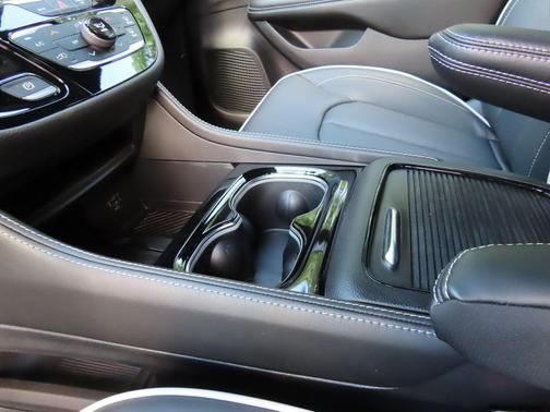 Diamond Black Crystal Pearlcoat 2026 Chrysler Pacifica Limited