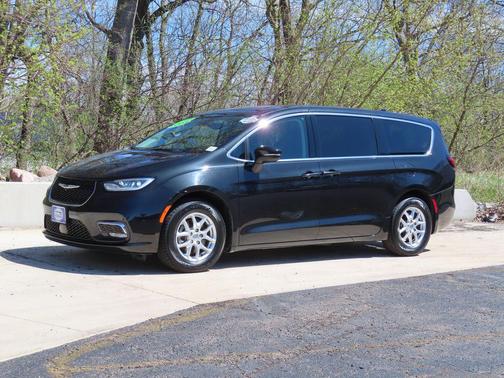 Brilliant Black Crystal Pearlcoat 2023 Chrysler Pacifica Touring L