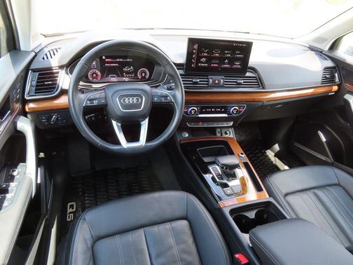 Ibis White 2023 Audi Q5 45 S line Premium Plus