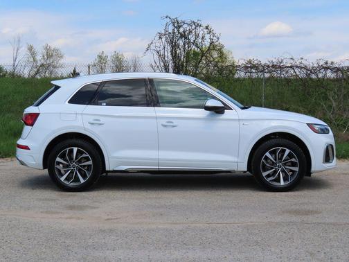 Ibis White 2023 Audi Q5 45 S line Premium Plus