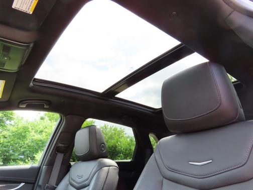 Argent Silver Metallic 2024 Cadillac XT5 Sport