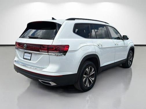 Pure White 2024 Volkswagen Atlas 2.0T SE