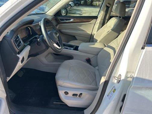Pure White 2024 Volkswagen Atlas 2.0T SE