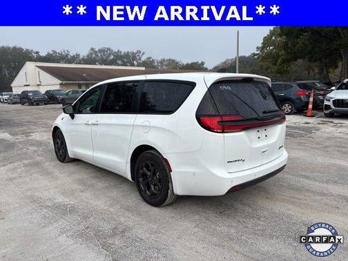 2024 Chrysler Pacifica Hybrid Select