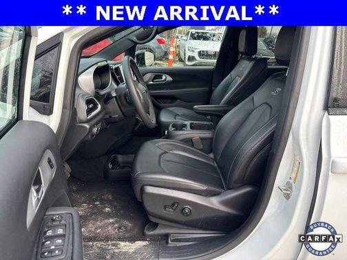 2024 Chrysler Pacifica Hybrid Select