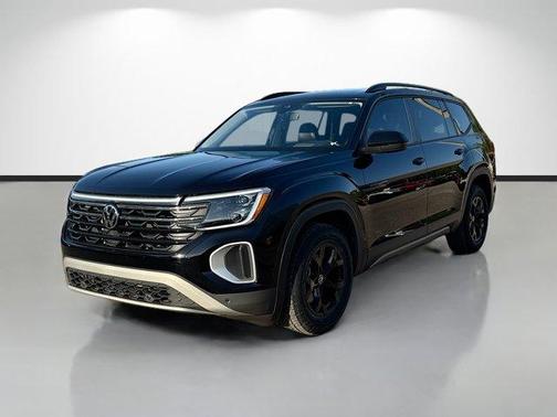 Deep Black Pearl Effect 2024 Volkswagen Atlas 2.0T Peak Edition SEL