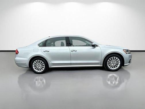Reflex Silver Metallic 2017 Volkswagen Passat 1.8T SE