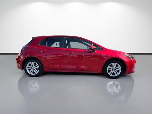 Finish Line Red / Midnight Black Metallic 2022 Toyota Corolla Hatchback SE
