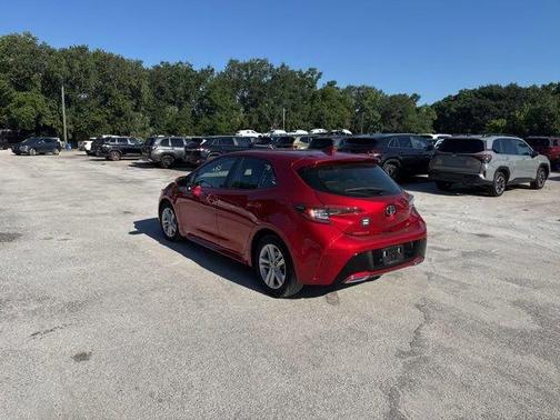 Finish Line Red / Midnight Black Metallic 2022 Toyota Corolla Hatchback SE