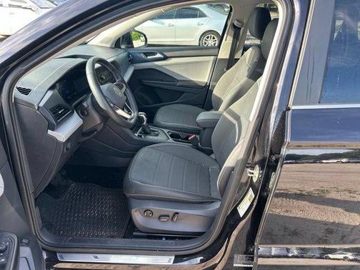 Deep Black Pearl Effect 2024 Volkswagen Taos 1.5T SE