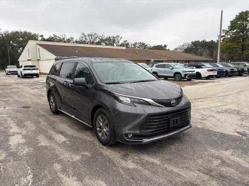 2025 Toyota Sienna XLE