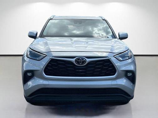 Celestial Silver Metallic 2024 Toyota Highlander XLE